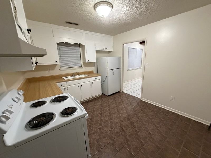22173 Ewell St - Photo 2 of 11