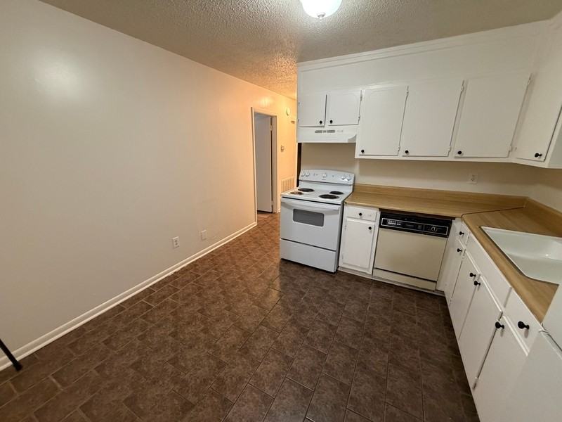 22173 Ewell St - Photo 3 of 11