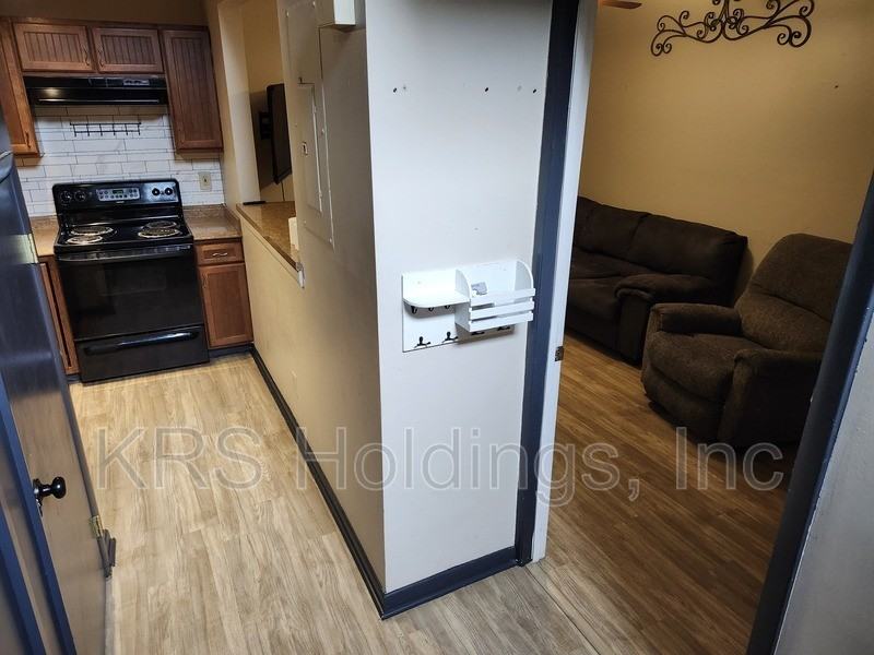 1305 Bradley Dr - Photo 4 of 15