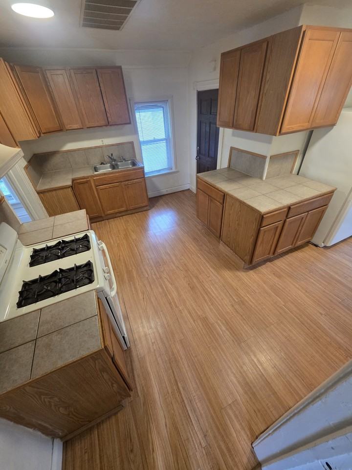 1324 Pennsylvania Ave - Photo 3 of 13