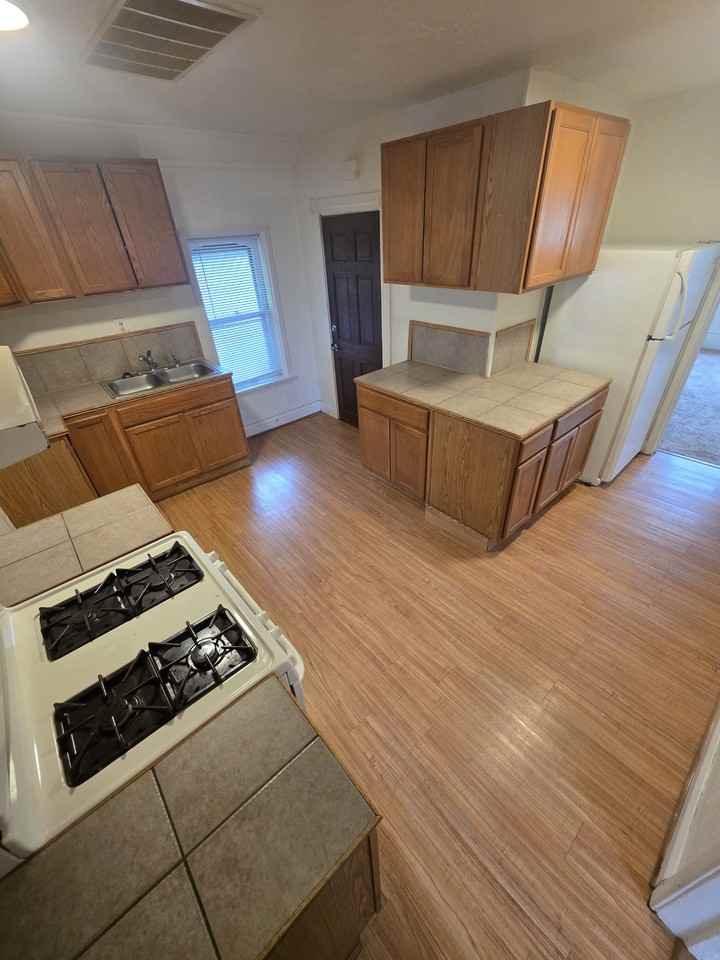 1324 Pennsylvania Ave - Photo 4 of 13