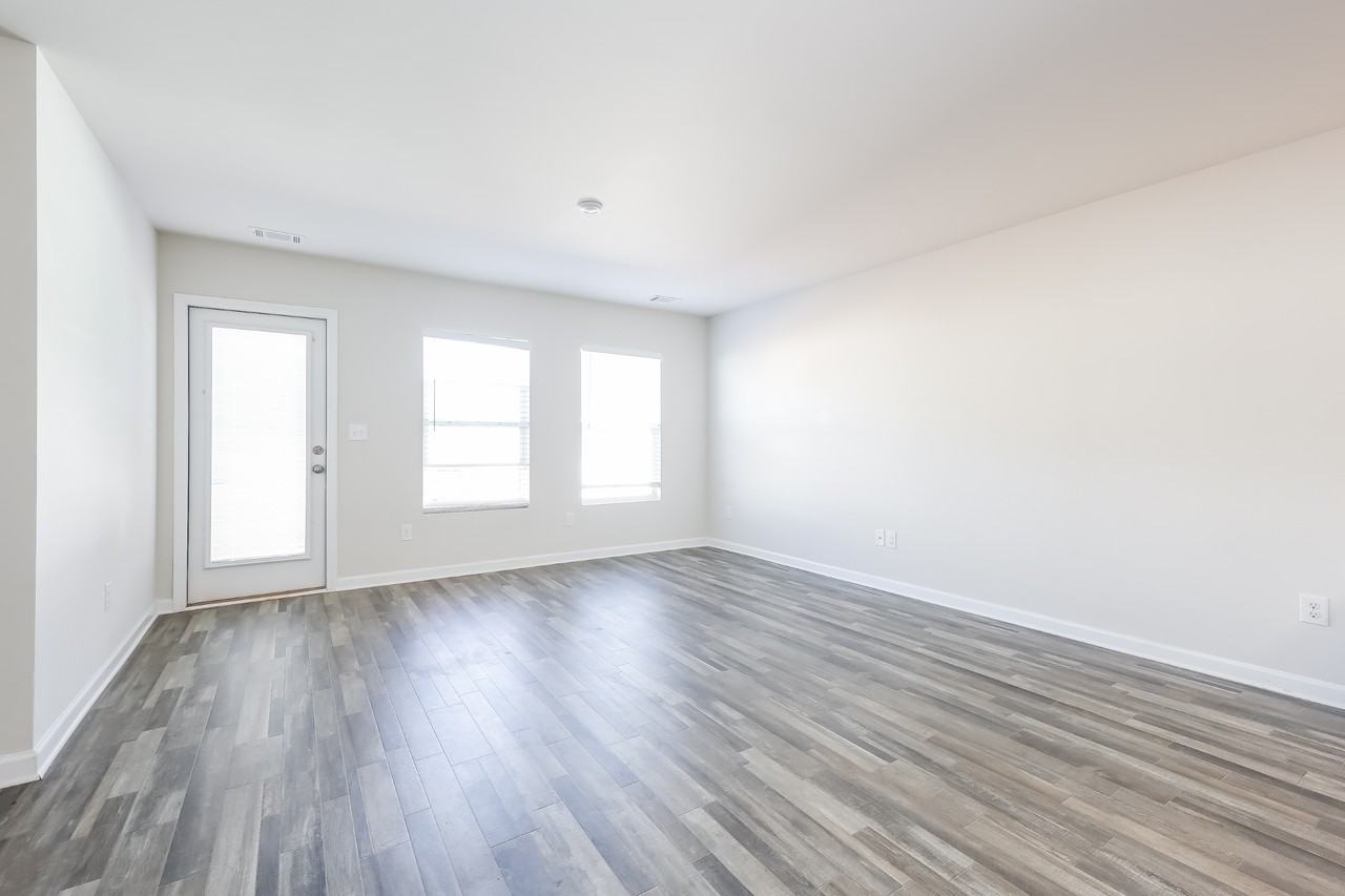 121 Colonial Walk - Photo 3 of 16