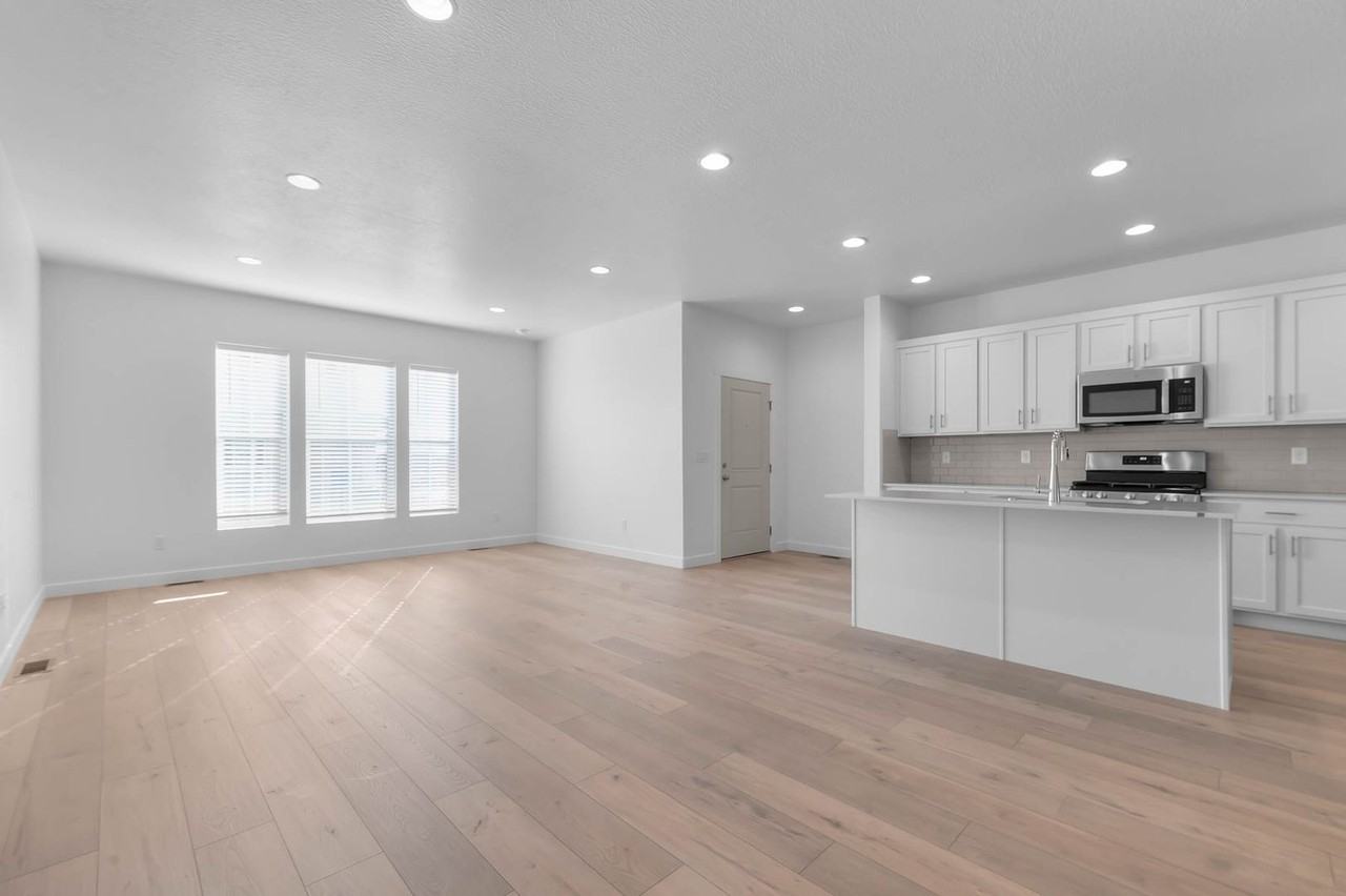 1614 E 6820 N - Photo 7 of 20