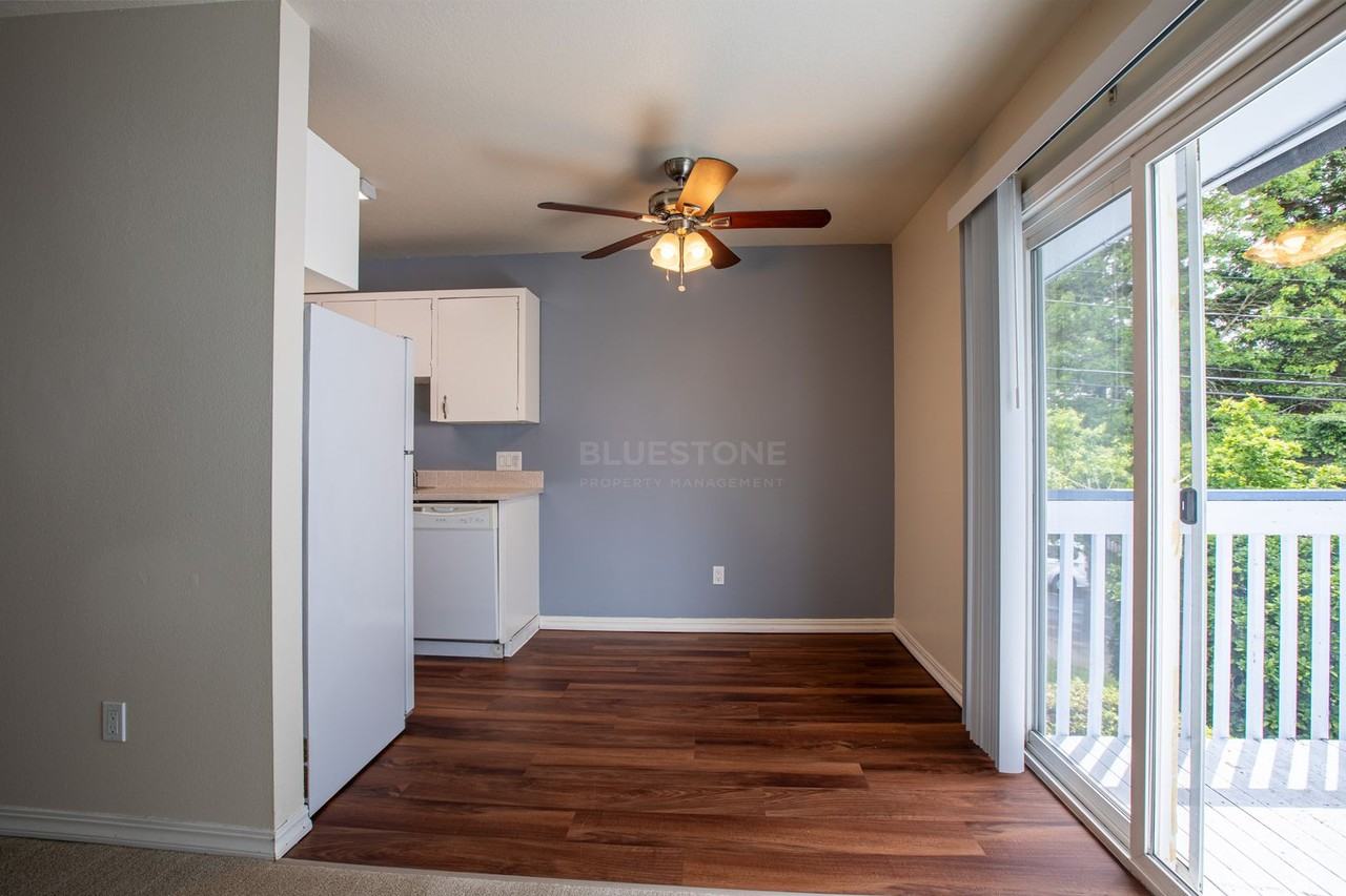 Dutch Village Apartments - Photo 4 of 42