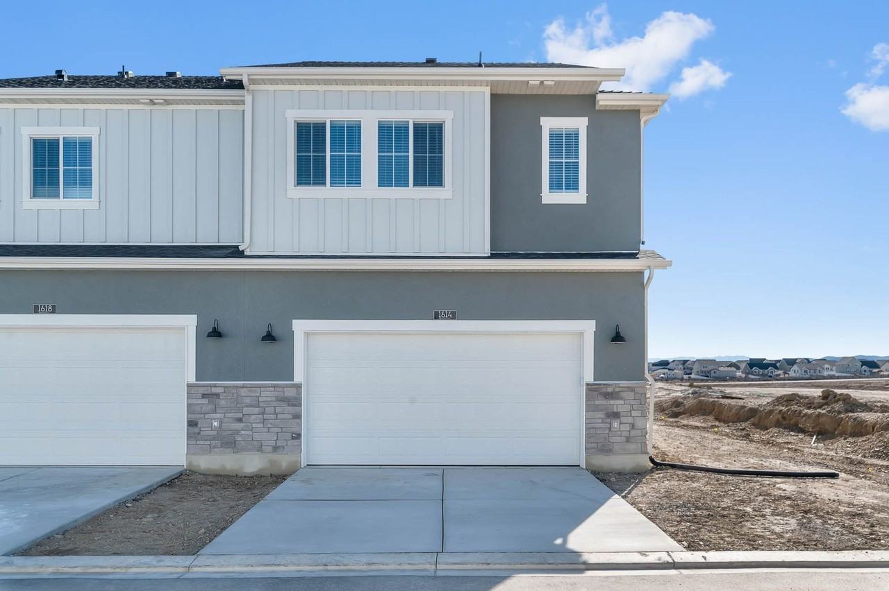 1596 E 6785 N - Photo 2 of 28