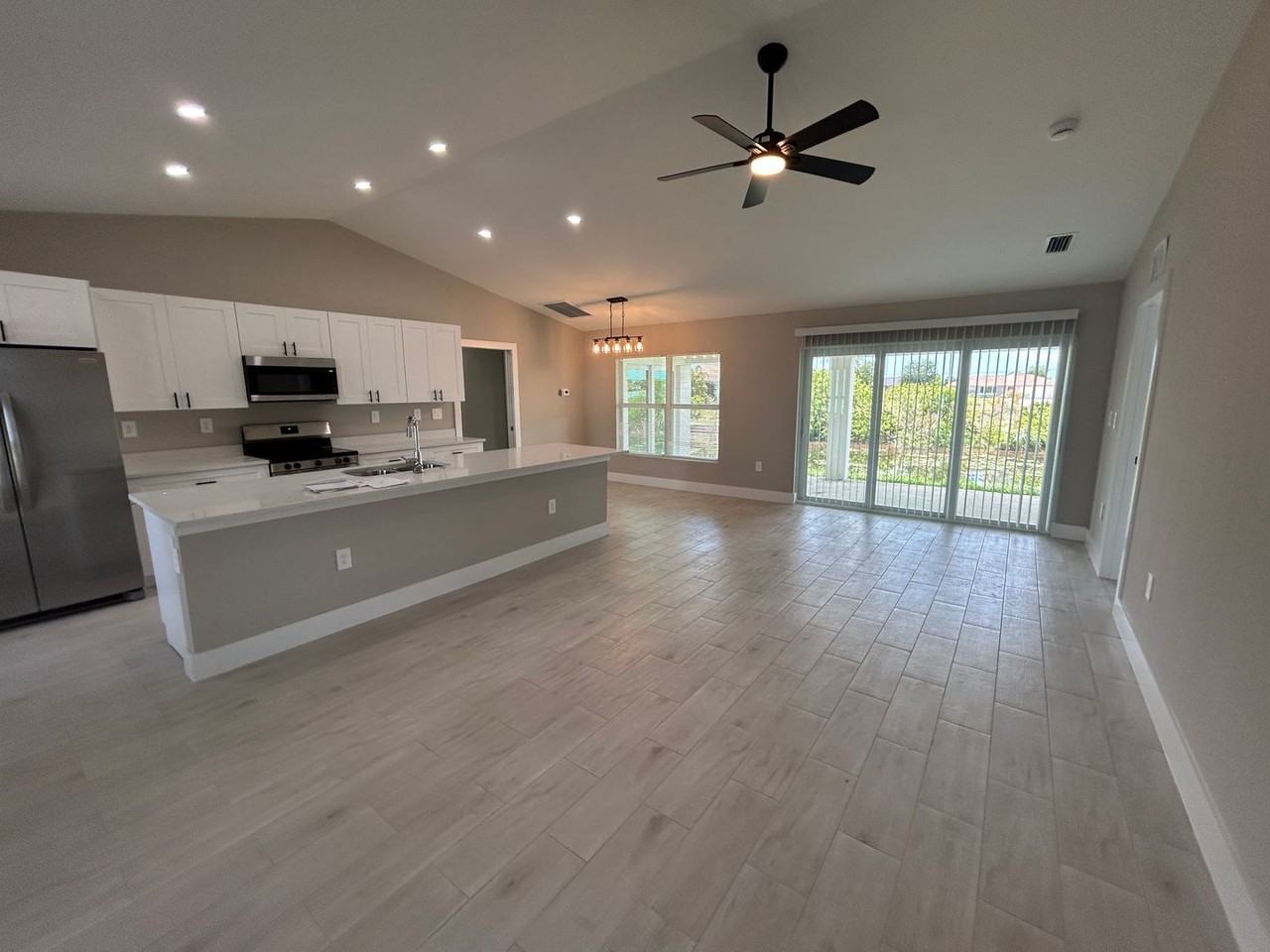 2524 Ne 1st Pl - Photo 3 of 24