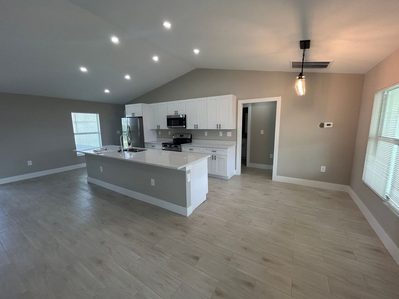 2524 Ne 1st Pl - Photo 4 of 24