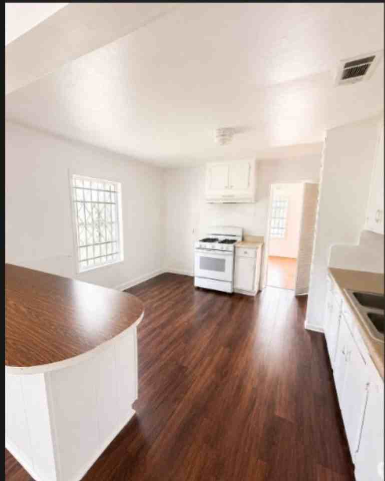 3255 Waverly St - Photo 2 of 10