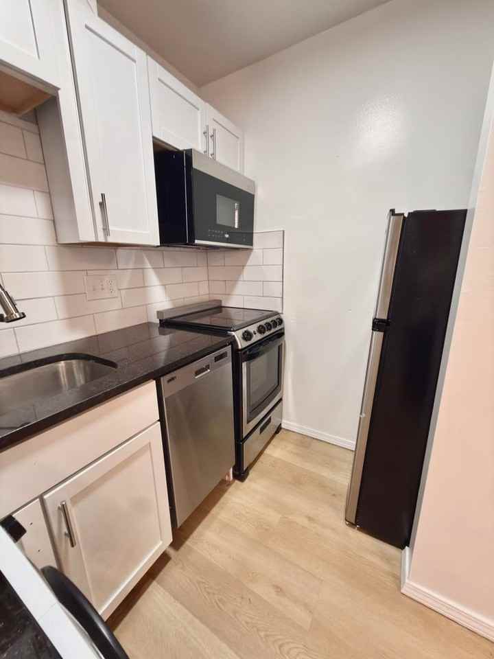 139 East Clifton Ave - Photo 5 of 7