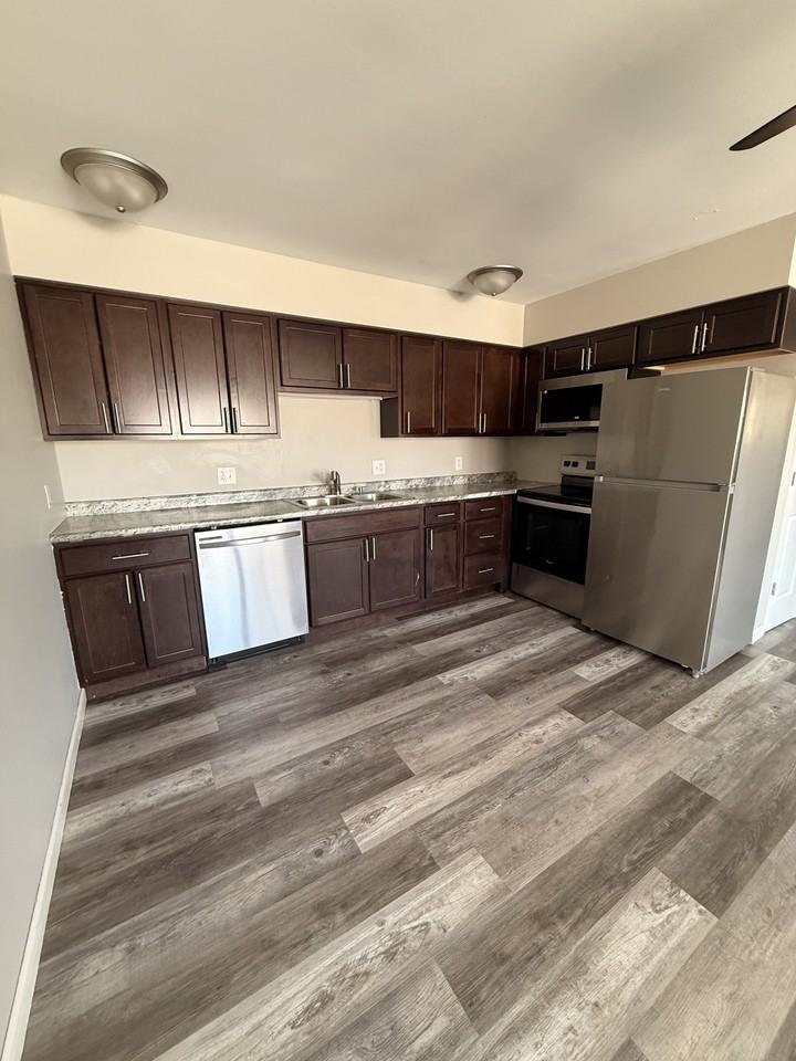 440 West Ray Street - Photo 2 of 9