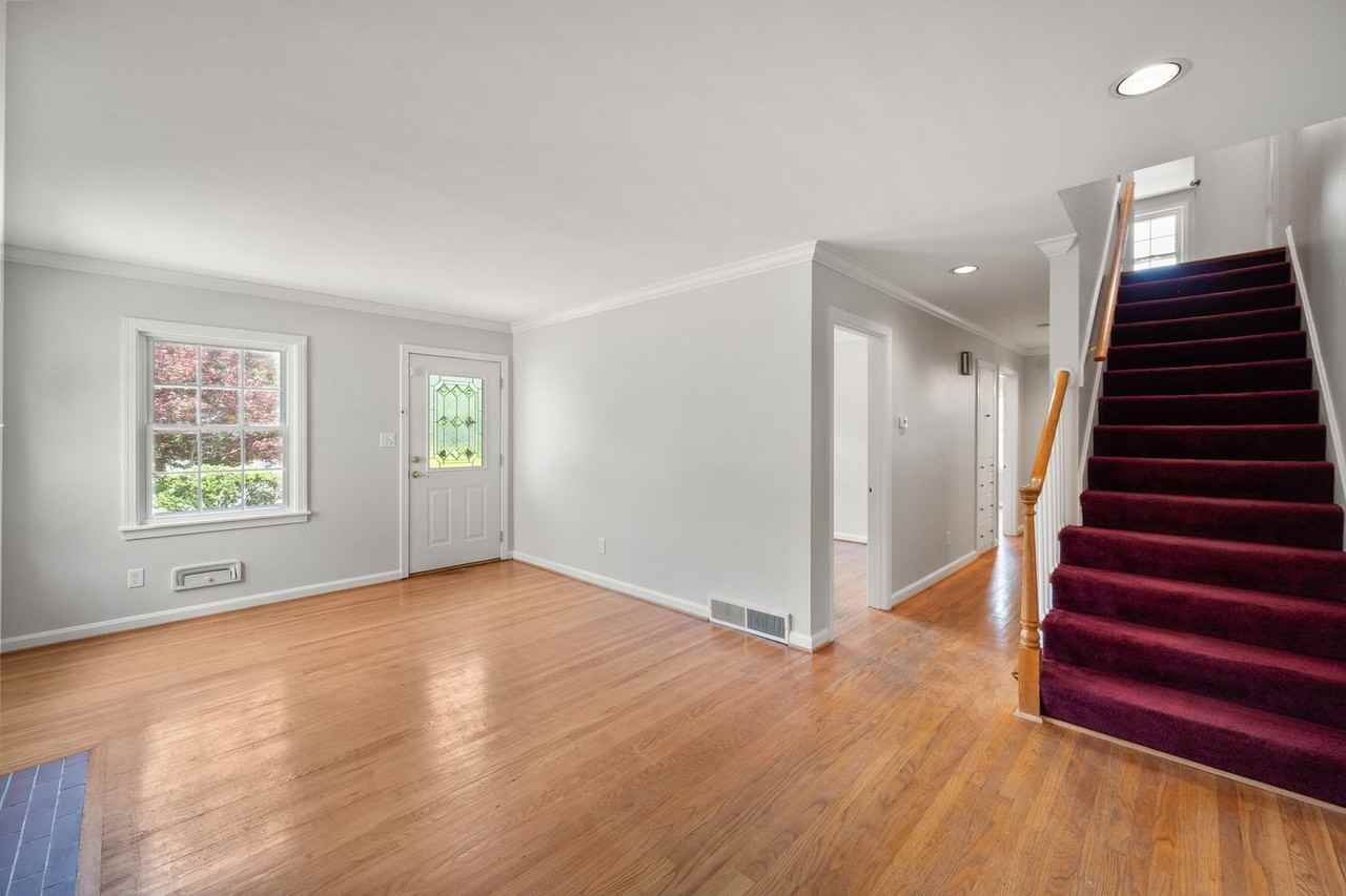 812 Beechwood Rd - Photo 7 of 40