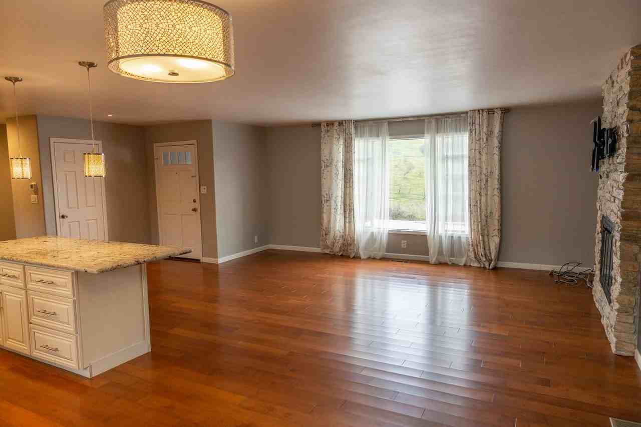 2318 Bramble Ct - Photo 5 of 31