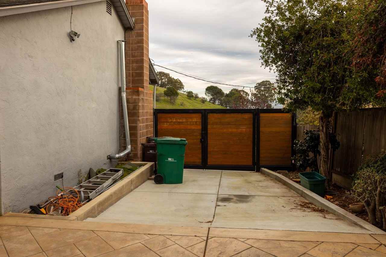 2318 Bramble Ct - Photo 7 of 31