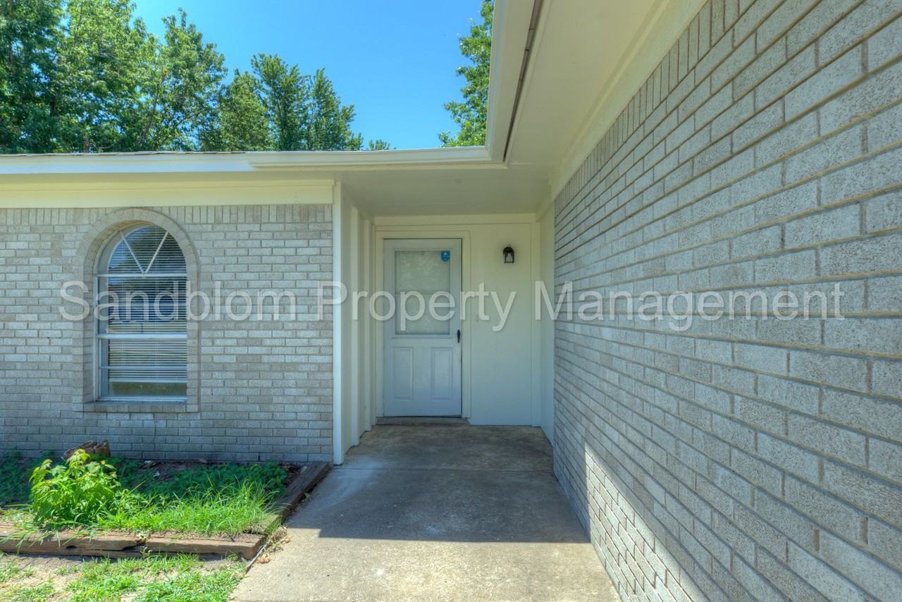 408 Jamaica Ct - Photo 2 of 20