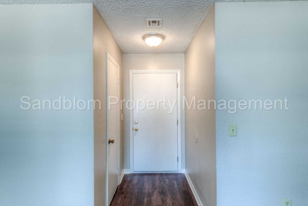408 Jamaica Ct - Photo 3 of 20