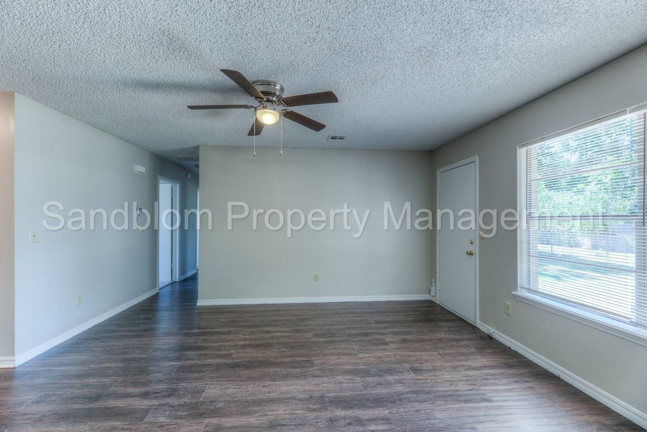 408 Jamaica Ct - Photo 5 of 20