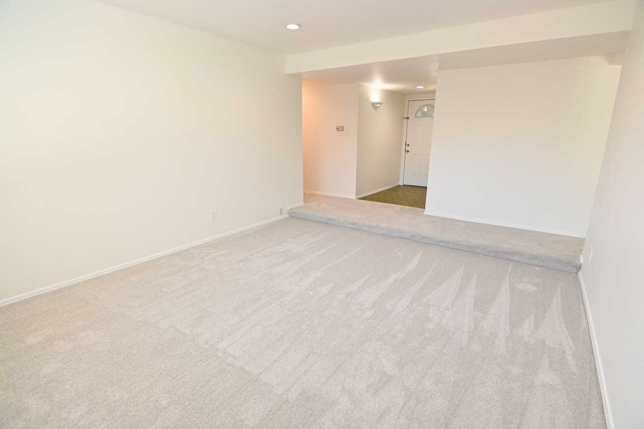 5659 Lathrop Dr - Photo 3 of 33