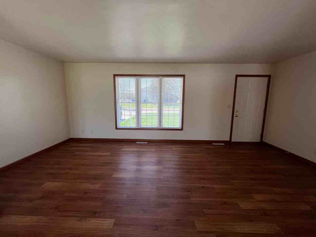 220 Tanglewood Dr - Photo 2 of 11