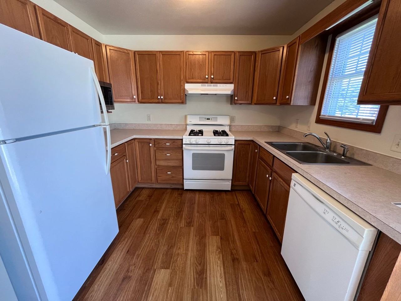 220 Tanglewood Dr - Photo 3 of 11