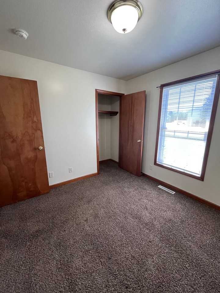 220 Tanglewood Dr - Photo 7 of 11