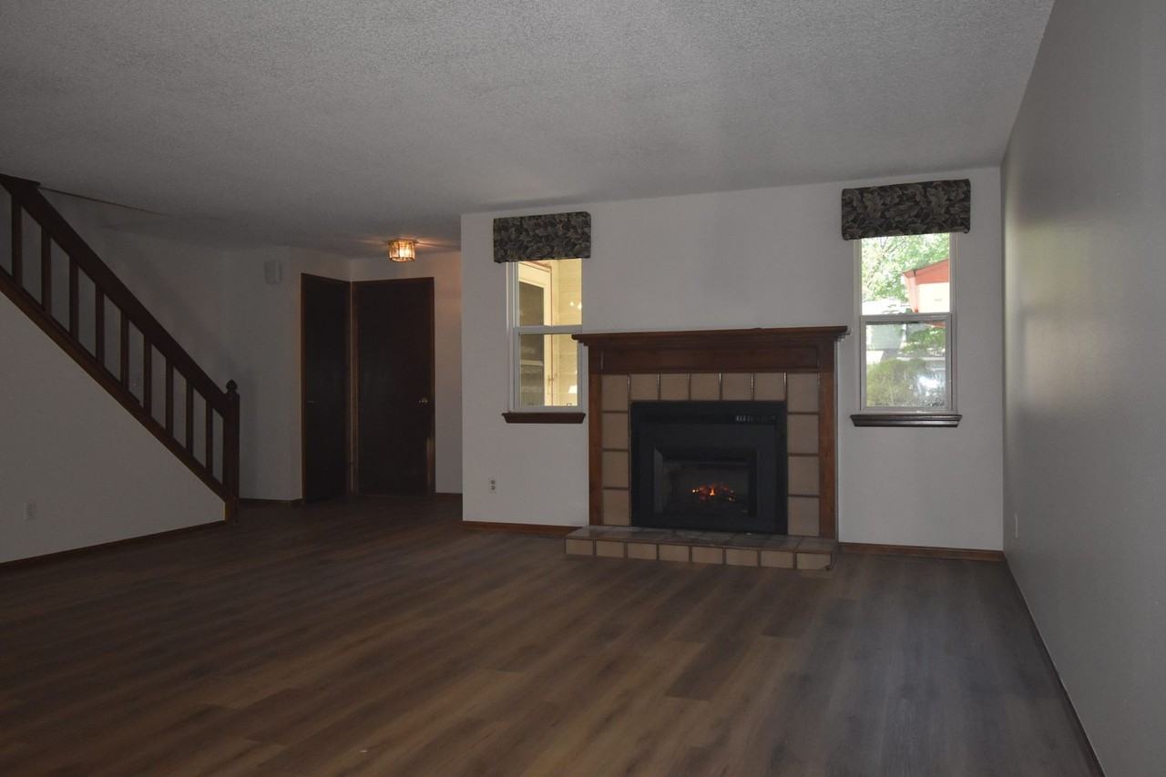1213 Baker St - Photo 4 of 50