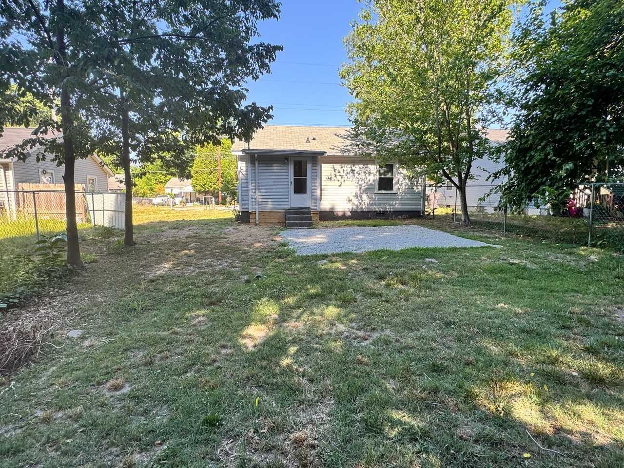 223 Woodbury St - Photo 2 of 16