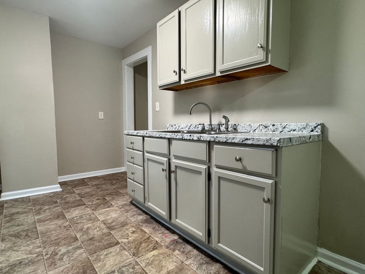 223 Woodbury St - Photo 5 of 16
