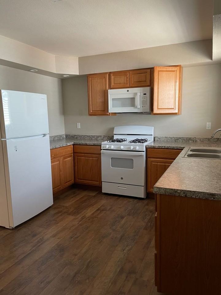 803 N Cottonwood Ave - Photo 5 of 26