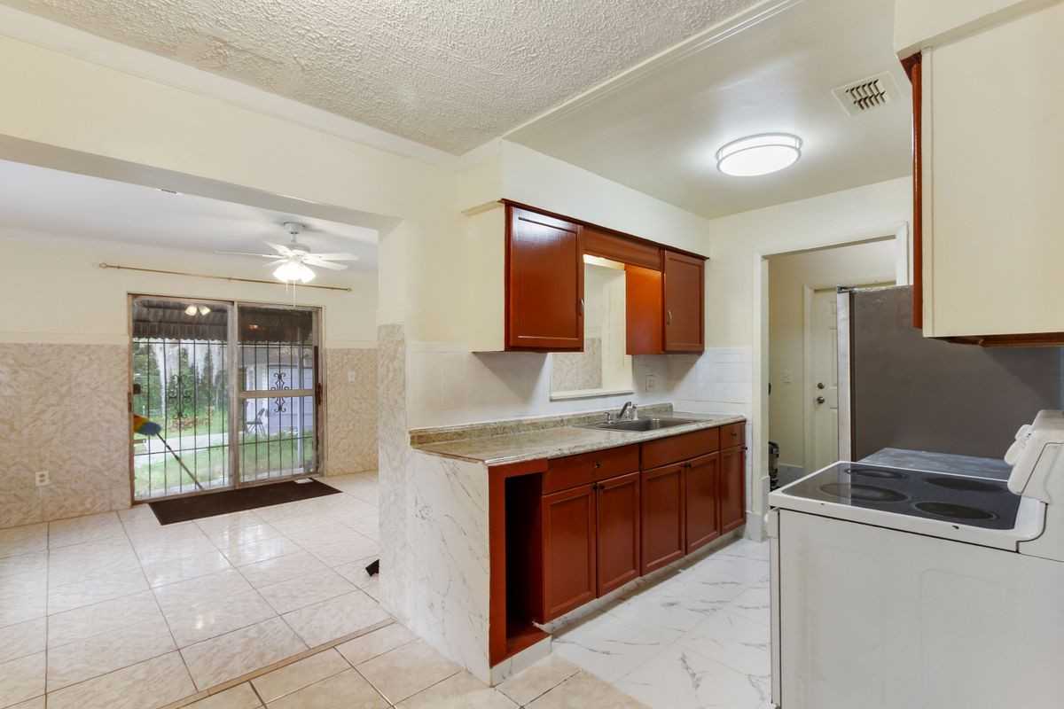 1227 Merritt St - Photo 4 of 13