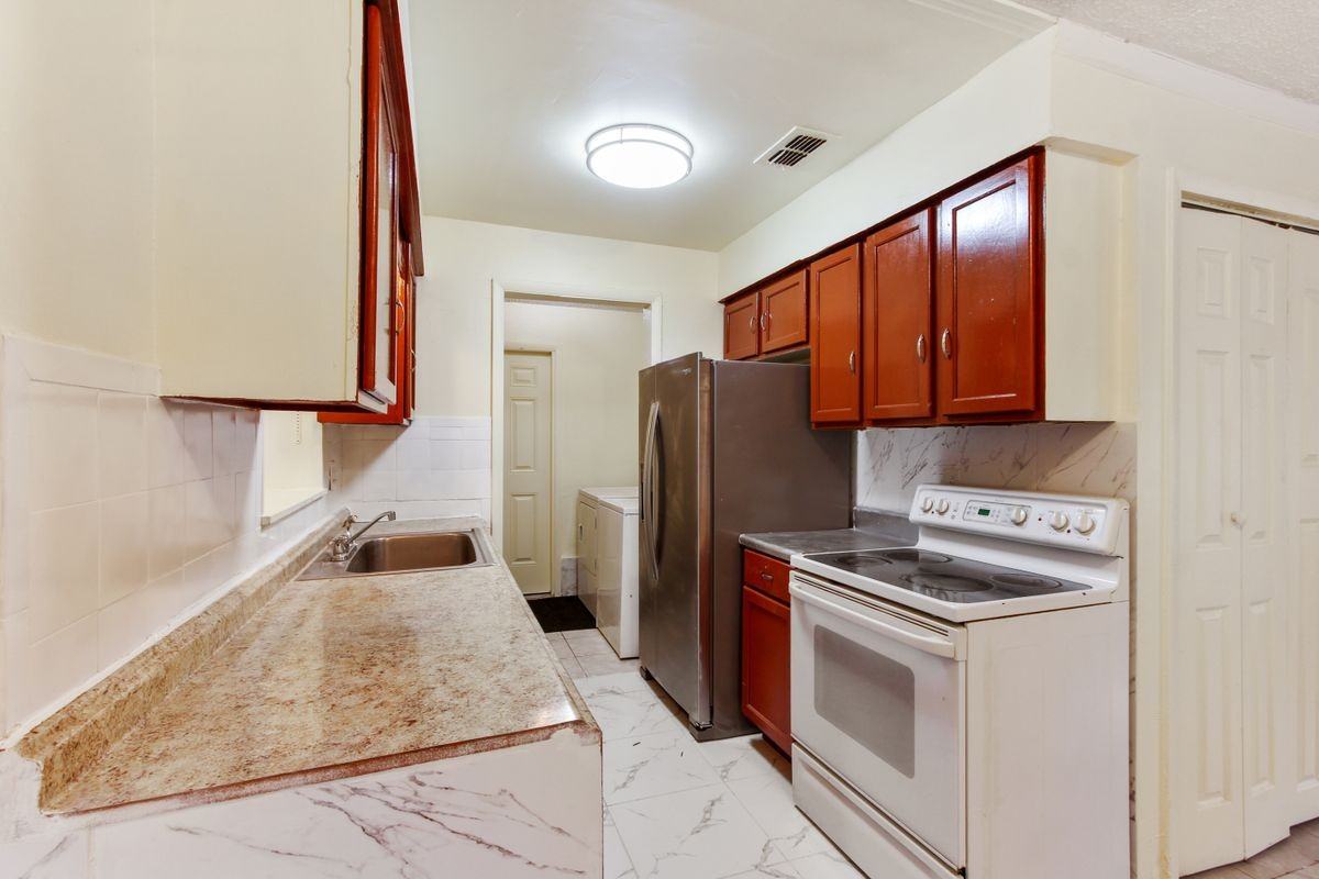 1227 Merritt St - Photo 5 of 13