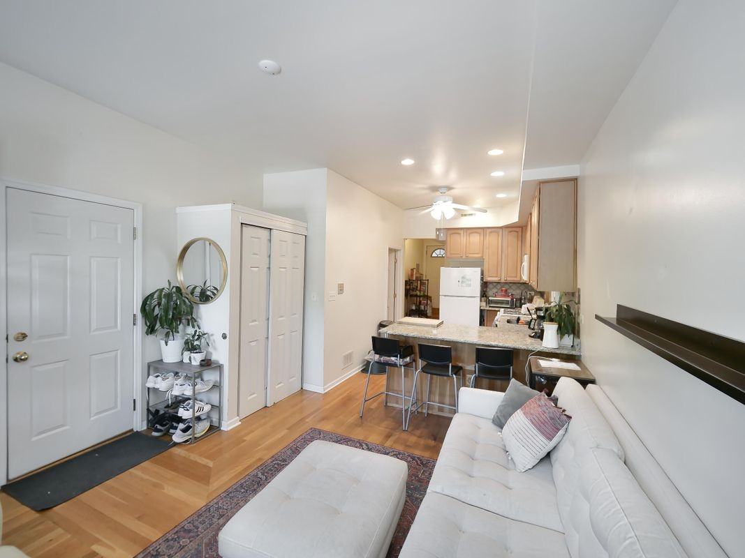2843 N Lakewood Ave - Photo 2 of 13