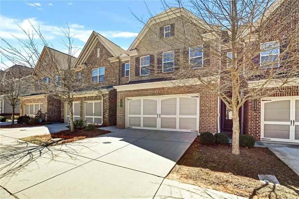 1237 Foxcroft Ln - Photo 2 of 44