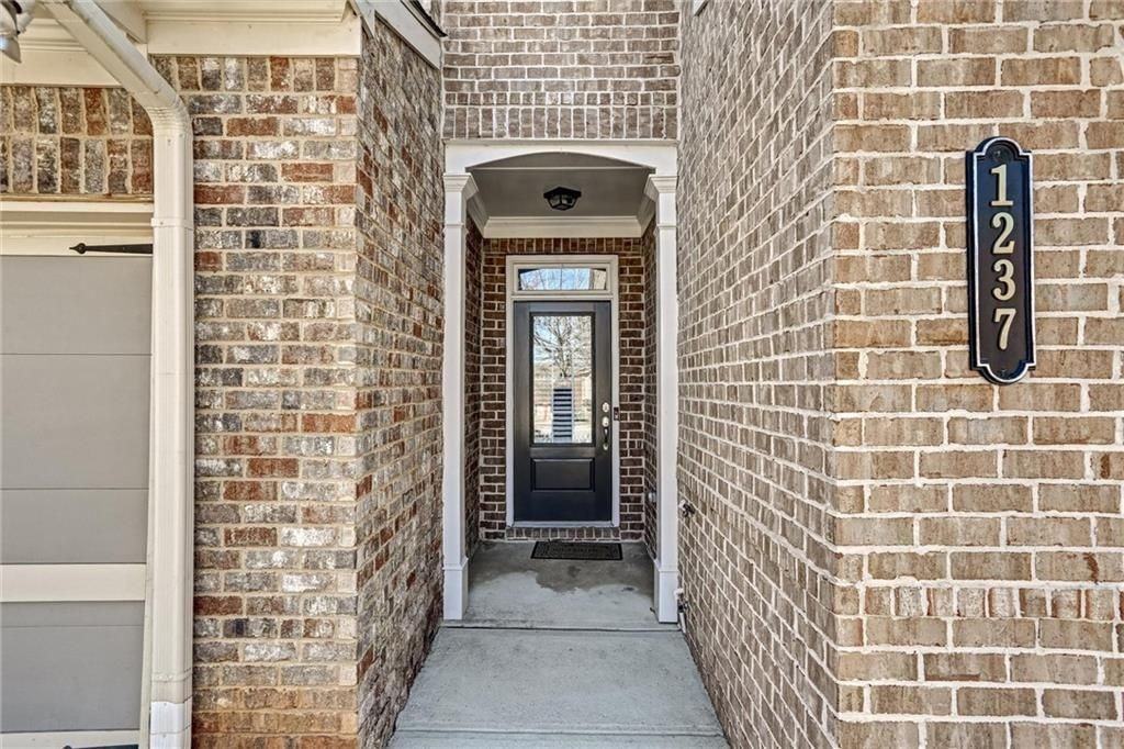 1237 Foxcroft Ln - Photo 4 of 44