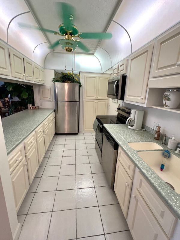 60 Pelican St E ##202 - Photo 6 of 10
