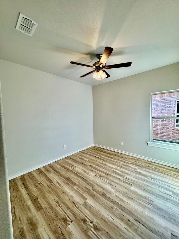 7801 97th St - Photo 4 of 18