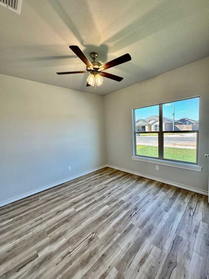 7801 97th St - Photo 6 of 18