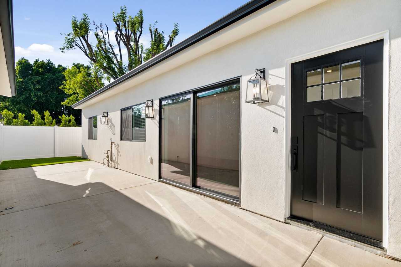 18203 Sunburst St - Photo 2 of 18