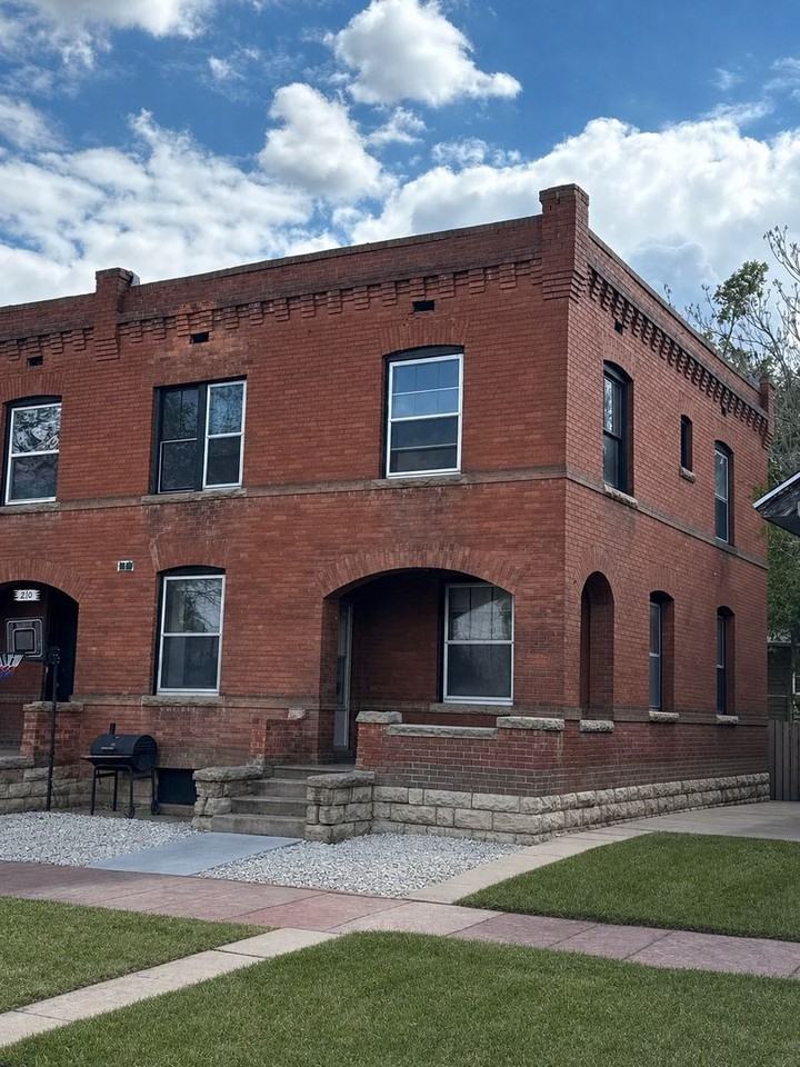 212 W Evans Ave - Photo 2 of 15