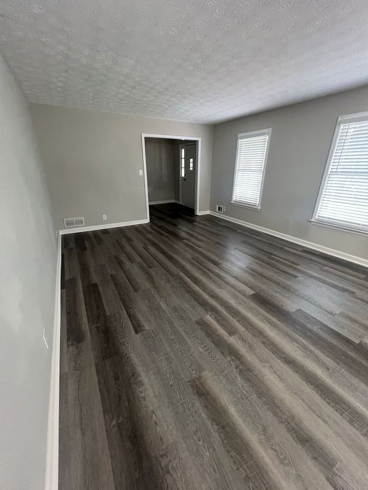2567 Kings Way - Photo 3 of 22