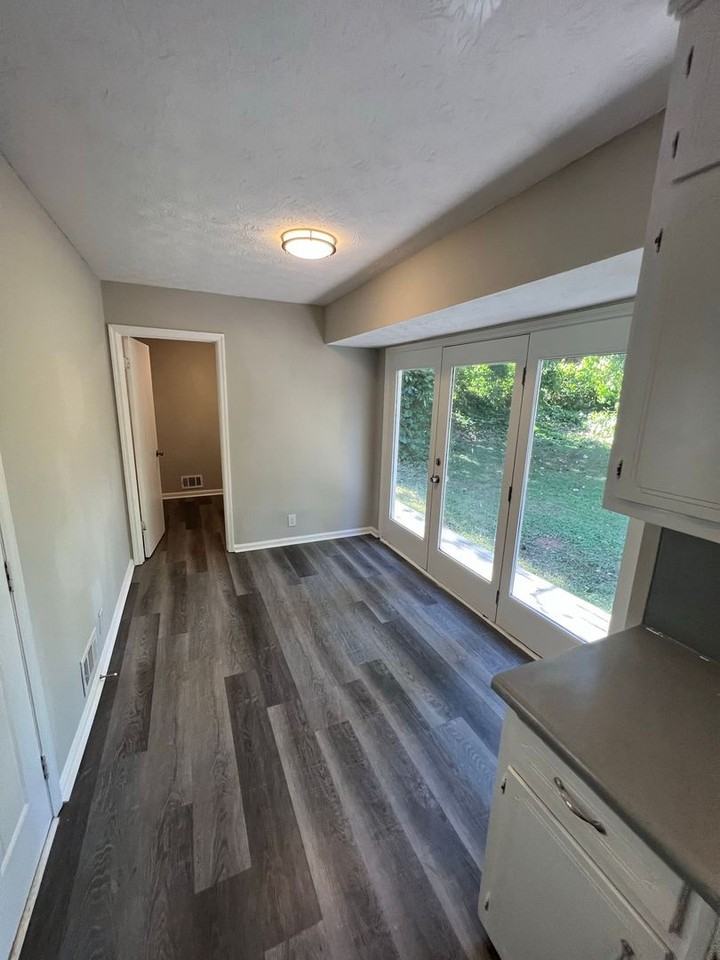 2567 Kings Way - Photo 6 of 22