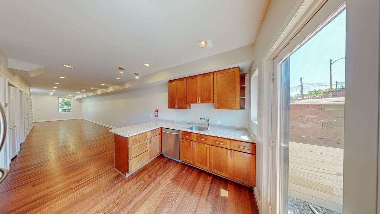 1617 C St Se - Photo 3 of 14