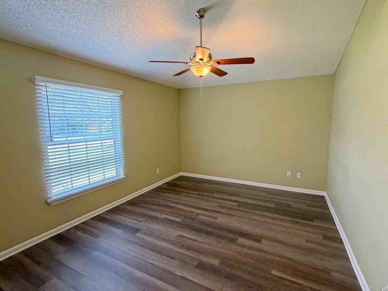 6083 Alpenrose Ave - Photo 3 of 21