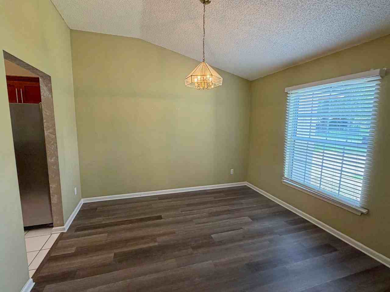 6083 Alpenrose Ave - Photo 4 of 21