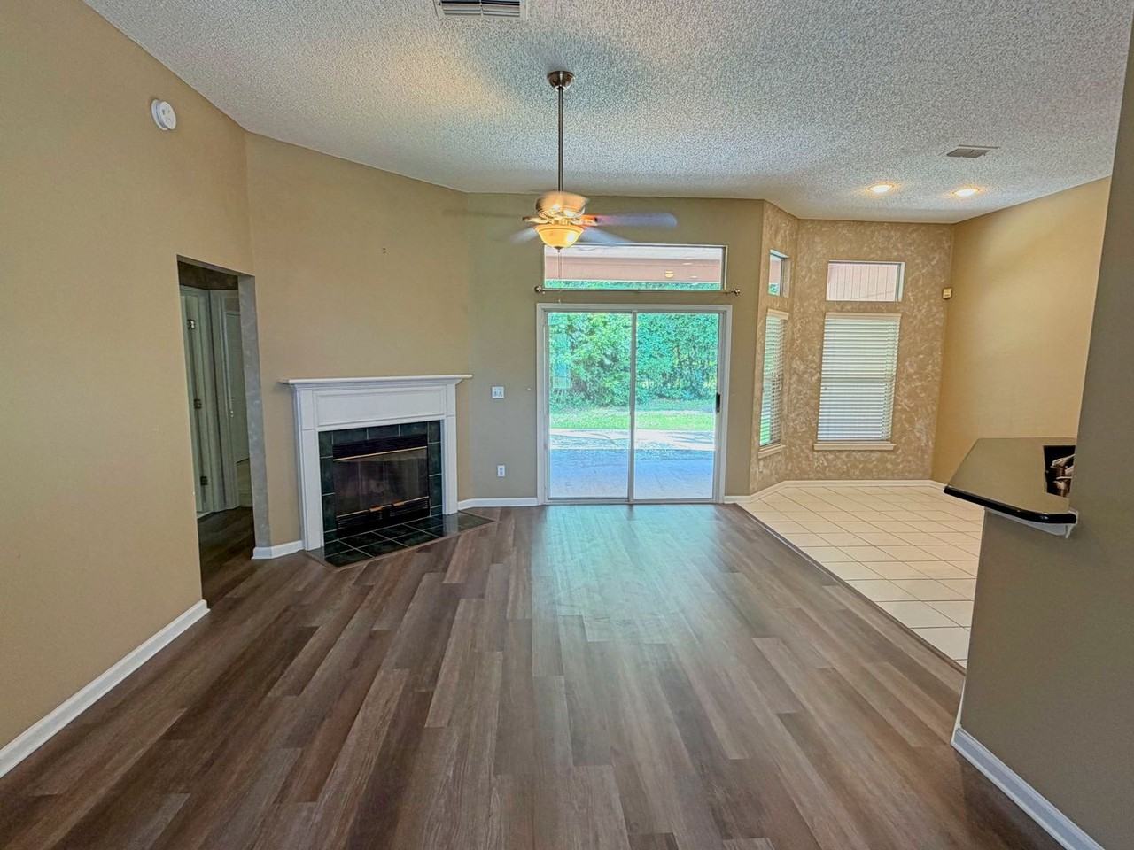 6083 Alpenrose Ave - Photo 5 of 21