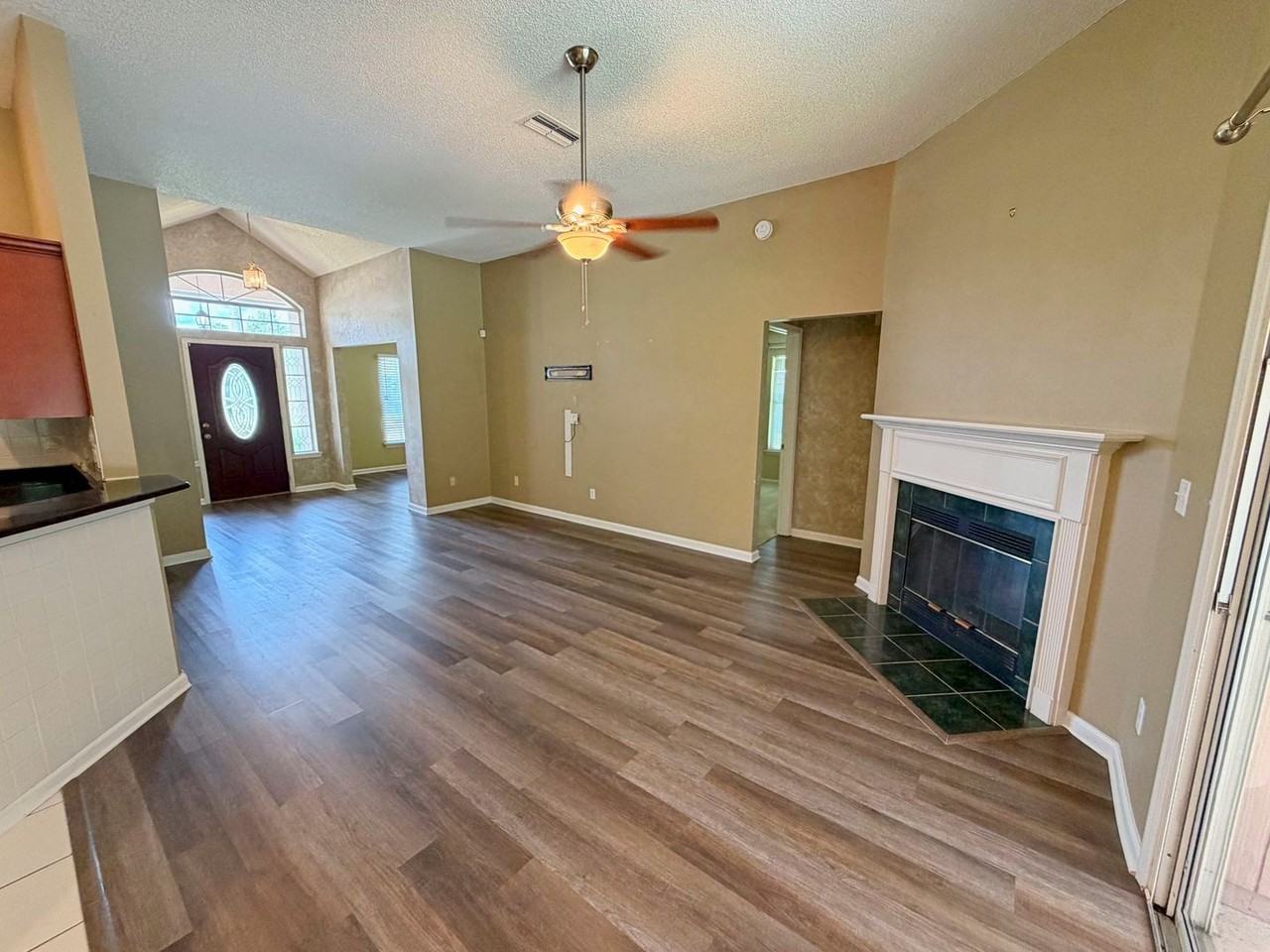 6083 Alpenrose Ave - Photo 6 of 21