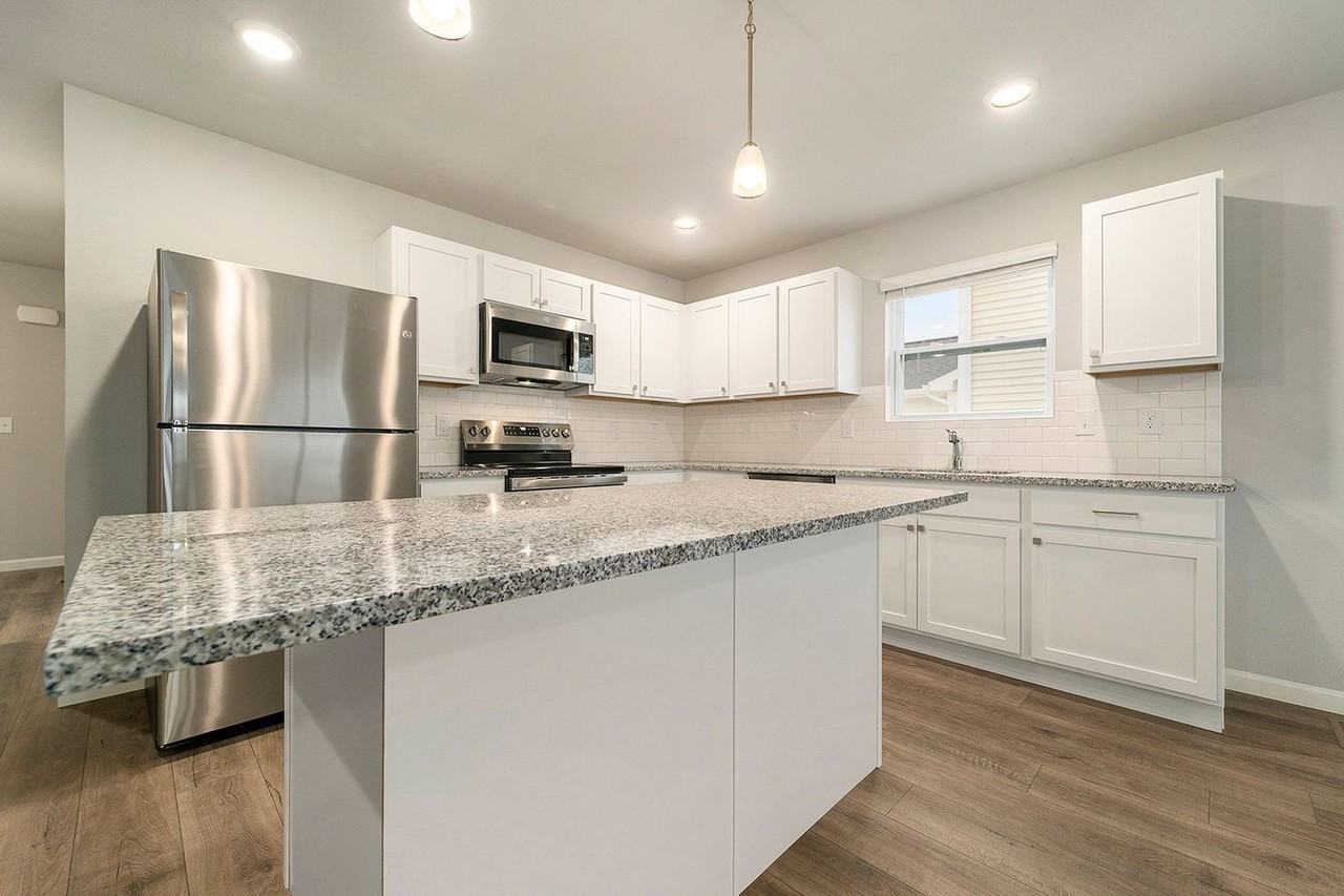 586 Orchard Ave - Photo 2 of 23