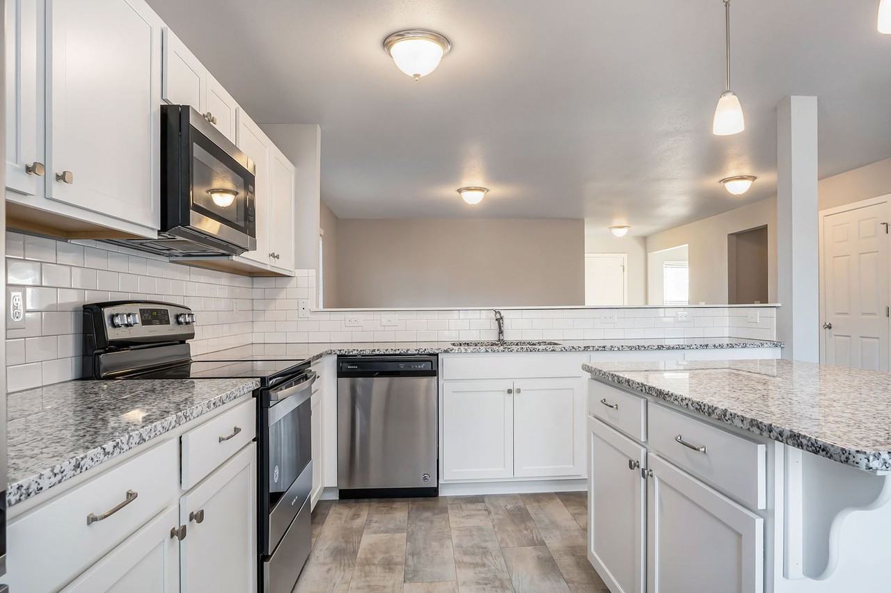 1597 Carolyn Dr - Photo 4 of 23