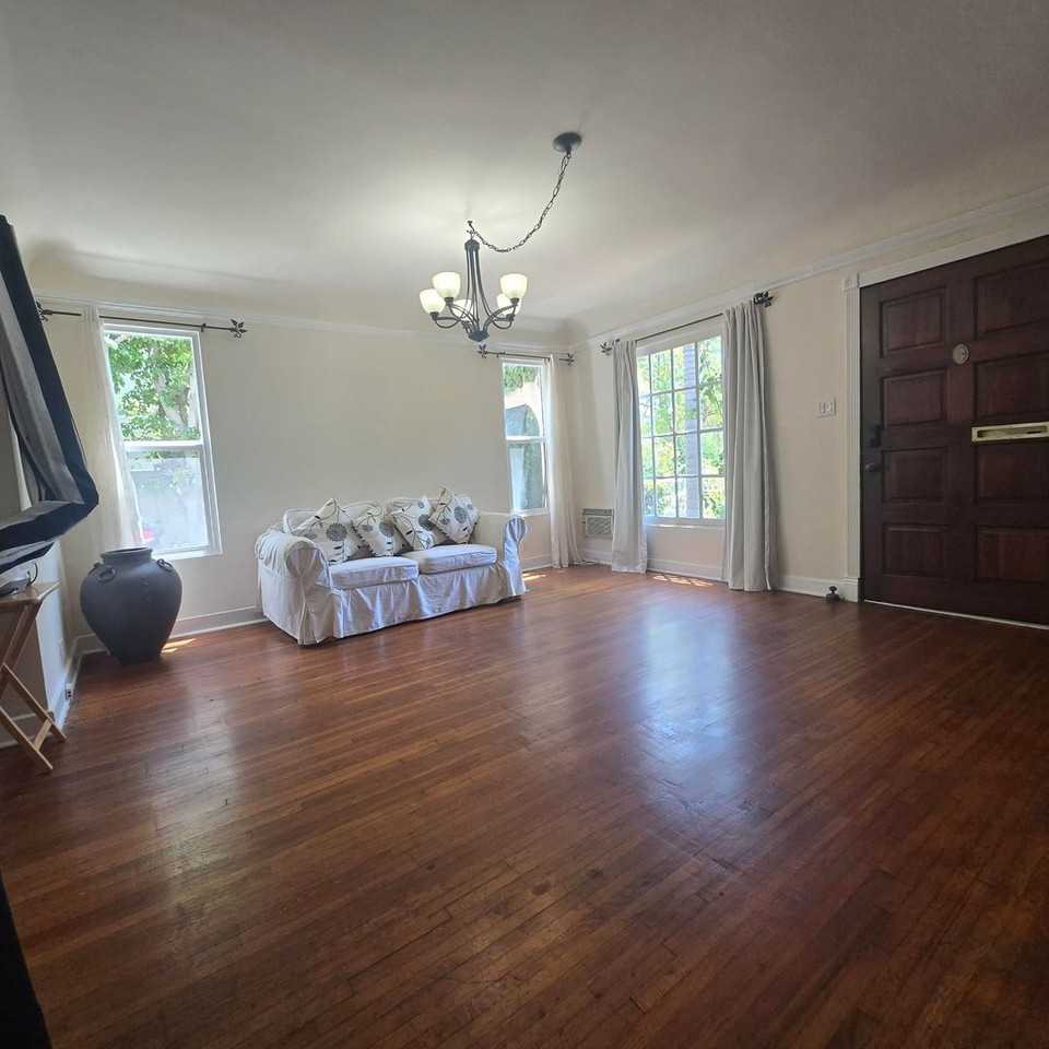812 N June St - Photo 5 of 15