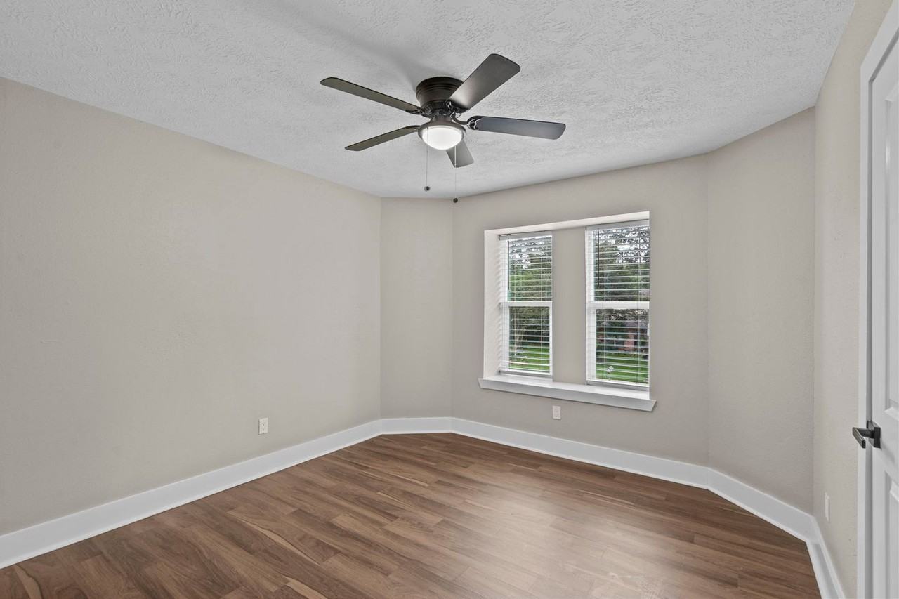 1107 Londonderry Ave - Photo 2 of 30