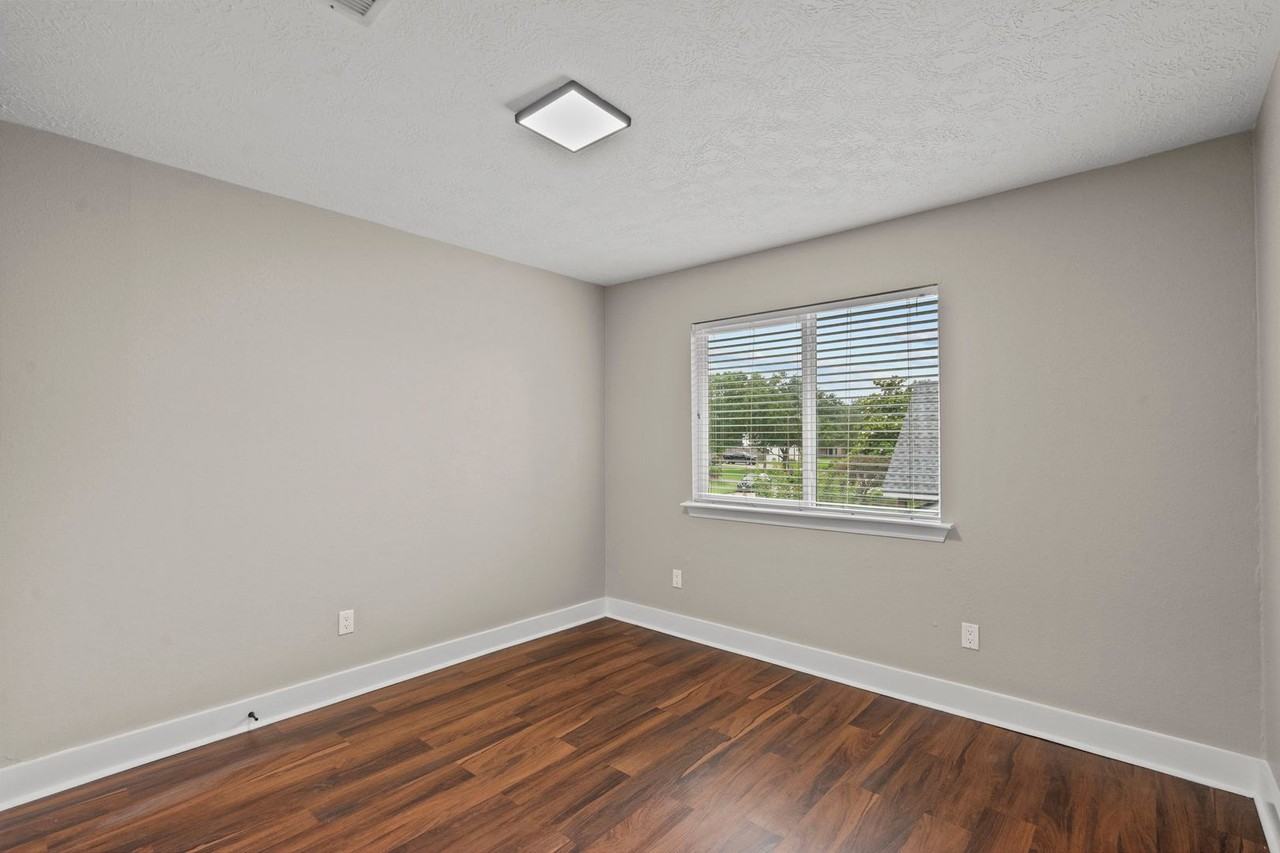 1107 Londonderry Ave - Photo 4 of 30